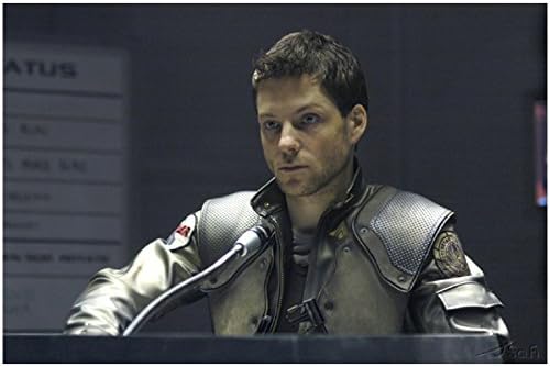 Lee 'Apollo' Adama מדבר בפודיום של בית הספר לטיסה - Battlestar Galactica 8x10 צילום - HQ - BSG