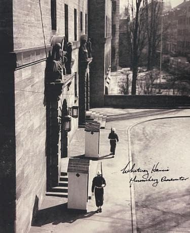 ויטני האריס חתום 1945-46 WWLL נירנברג ניסויים B&W 8x10 תמונה PSA AD55332- בית משפט צבאי תובע נדיר- תמונות כדורגל עם חתימה